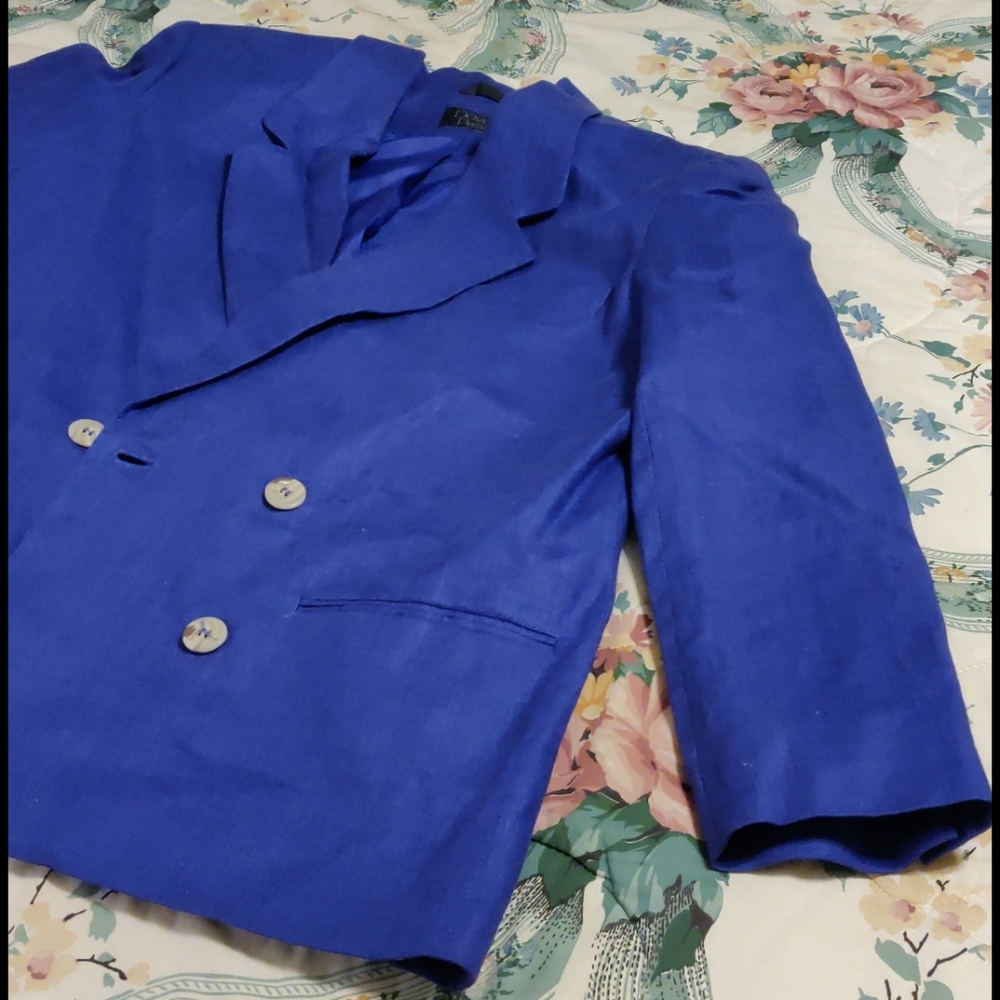 A Ladies Jacket - Picture 2 of 12